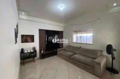 Casa residencial com 3 quartos e 1 suíte disponível para venda no bairro jardim ipanema em uberlândia-mg.