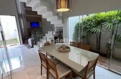 Casa residencial com 4 quartos sendo 1 suíte no bairro jardim patrícia em uberlândia - mg.