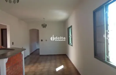 Casa residencial com 8 quartos sendo 1 suíte disponível para venda no bairro martins em uberlândia - mg.