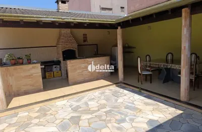 Casa residencial de 4 quartos sendo 1 suíte disponível para venda no bairro tabajaras em uberlândia mg.