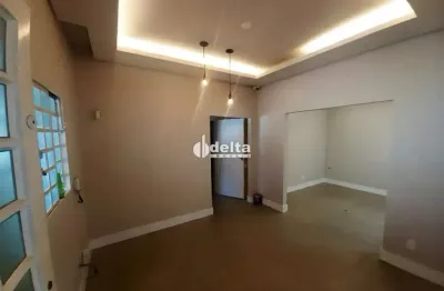 Casa comercial com 3 salas disponível para locação e venda no bairro lidice em uberlândia - mg.