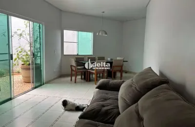 Casa em condomínio com 3 suítes disponível para venda no bairro jardim inconfidência em uberlândia - mg.