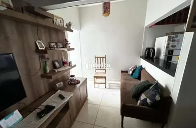 Casa residencial com 3 quartos sendo 1 suíte disponível para venda no bairro novo mundo em uberlândia - mg.
