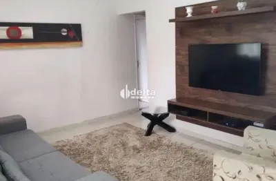 Casa residencial com 4 quartos sendo 1 suíte disponível para venda no bairro presidente roosevelt em uberlândia - mg.