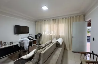Casa residencial com 3 quartos sendo 1 suíte disponível para venda no bairro granada em uberlândia - mg.
