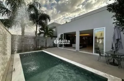 Casa residencial em condomínio fechado com 3 suítes disponível para venda no bairro laranjeiras em uberlândia - mg.