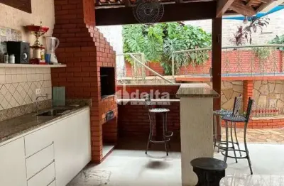 Casa residencial com 4 quartos sendo 2 suítes disponível para locação e venda no bairro lidice em uberlândia - mg.
