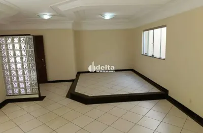 Casa residencial com 3 suítes disponível para venda no bairro santa mônica em uberlândia - mg.