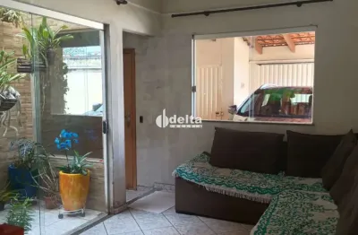 Casa residencial com 3 quartos sendo 1 suíte disponível para venda no bairro santa rosa em uberlândia - mg.
