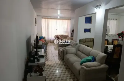Casa residencial com 3 quartos sendo 1 suíte disponível para venda no bairro cidade jardim em uberlândia - mg.