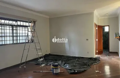 Casa residencial com 4 quartos sendo 1 suíte disponível para venda no bairro santa monica em uberlândia - mg.