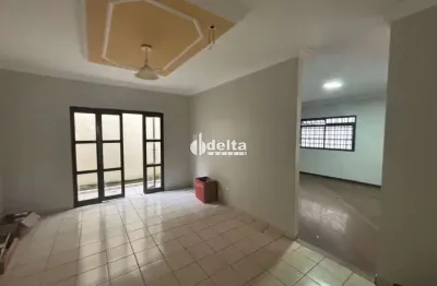 Casa residencial com 4 quartos sendo 1 suíte disponível para venda no bairro Santa Monica em Uberlândia - MG.