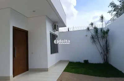 Casa residencial com 3 quartos sendo 1 suíte disponível para locação ou venda no bairro jardim karaíba em uberlândia-mg.