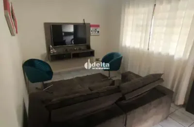 Casa residencial com 3 quartos sendo 1 suíte disponível para venda no bairro santa mônica em uberlândia-mg.