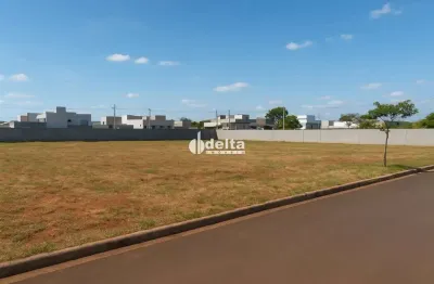 Terreno em condomínio com 306 m², disponível para venda no bairro novo mundo.