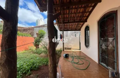 Casa estilo sobrado com 5 quartos sendo 1 suíte disponível para locação e venda no bairro tabajaras em uberlândia-mg