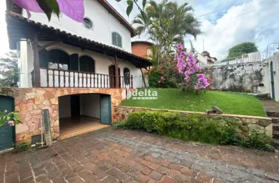 Casa estilo sobrado com 5 quartos sendo 1 suíte disponível para locação e venda no bairro Tabajaras em Uberlândia-MG