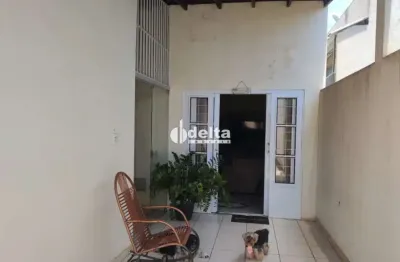 Casa residencial com 5 quartos sendo 1 suíte disponível para venda no bairro segismundo pereira em uberlândia-mg