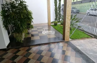 Casa estilo sobrado com 5 quartos sendo 3 suítes para venda no bairro fundinho uberlândia-mg