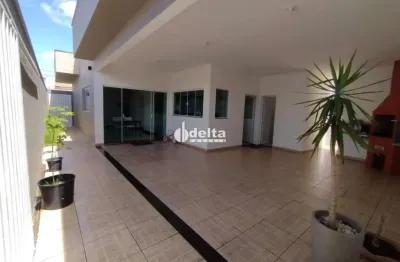 Casa residencial com 3 quartos sendo 1 suíte disponível para locação no bairro marta helena em uberlândia-mg