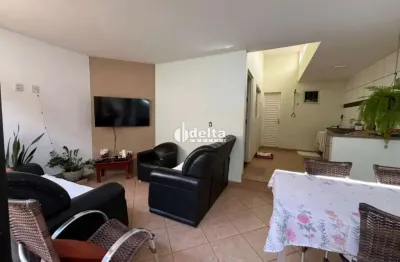 Casa residencial com 4 quartos e 1 suíte disponível para venda no bairro jardim patrícia em uberlândia-mg