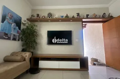 Sobrado residencial com 3 quartos sendo 1 suíte disponível para venda no bairro jardim brasília em uberlândia-mg