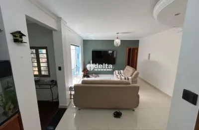 Casa residencial com 3 quartos sendo 2 suítes disponível para locação no bairro santa rosa em uberlândia-mg