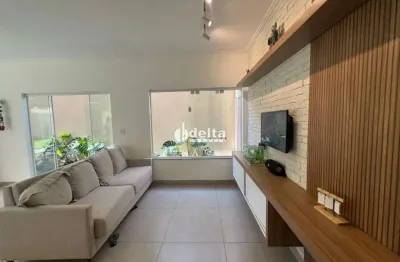 Casa com 3 quartos sendo 1 suíte disponível para venda no bairro santa mônica em uberlândia - mg.