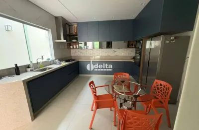 Casa com 4 quartos à venda na Cidade Jardim, Uberlândia 