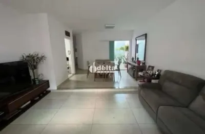 Casa residencial com 3 quartos sendo 1 suíte disponível para venda no bairro cidade jardim em uberlândia - mg.