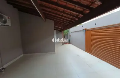 Casa residencial com 3 quartos sendo 1 suíte disponível para venda no bairro brasil em uberlândia-mg