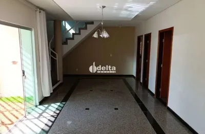 Casa residencial com 5 quartos sendo 2 suítes disponível para locação e venda no bairro alto umuarama em uberlândia - mg.