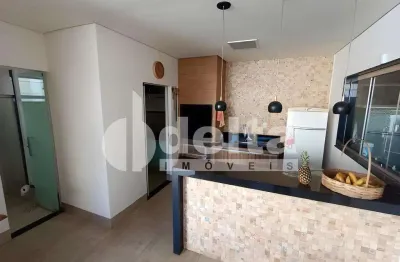 Casa residencial com 3 suítes disponível para locação no bairro alto umuarama em uberlândia - mg.