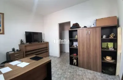 Casa com 3 quartos sendo 1 suíte disponível para venda no bairro santa mônica em uberlândia-mg