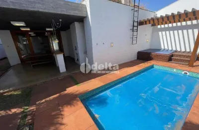 Casa em condomínio com 3 suítes disponível para locação e venda no bairro bosque dos buritis em uberlândia - mg.