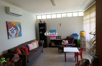 Casa residencial com 5 quartos sendo 1 suíte disponível para venda no bairro centro em uberlândia - mg.