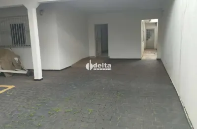 Casa comercial com 4 quartos sendo 3 suítes disponível para locação e venda no bairro brasil em uberlândia-mg