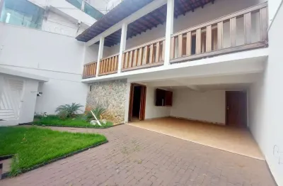 Casa residencial disponível para Locação e venda no bairro Tabajaras em Uberlândia-MG.