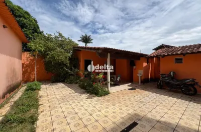 Casa Comercial disponível para locação no bairro Umuarama em Uberlândia-MG
