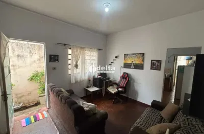 Casas estilo colônia disponível para venda no bairro Bom Jesus em Uberlândia MG