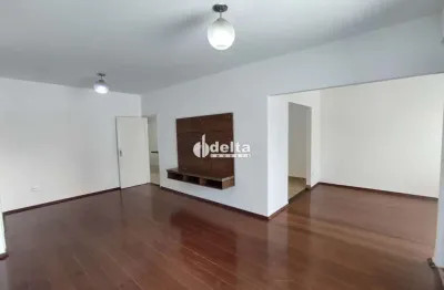 Casa residencial com 3 quartos sendo 1 suíte, disponível para locação e venda no bairro Tabajaras em Uberlândia-MG