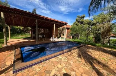 Chácara com 3 quartos, disponível para locação e venda no Condomínio Eldorado em Uberlândia-MG.