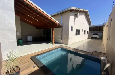 Casa residencial com 3 quartos sendo 1 suíte disponível para venda no bairro Laranjeiras em Uberlândia-MG