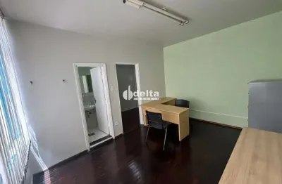 Sala mobiliada disponível para locação no bairro Centro em Uberlândia-MG.