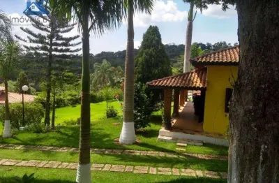 Linda chácara de 5.180 m² de terreno e 541 m² de construção em condomínio com lagos e muito verde!