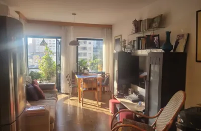 Oportunidade para morar ou investir. construtora adolpho lindemberg,  localizado em rua nobre e próxima de tudo inclusive condução.  rua arborizada e silenciosa. apartamento reformado com varanda deli