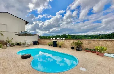 Casa com terreno espaçoso e piscina e em uma ótima localização!!