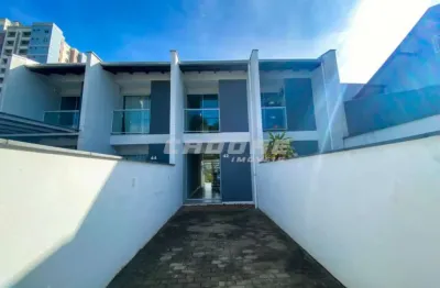 Ótima casa geminada com excelente localização no bairro água verde / cadore imóveis.