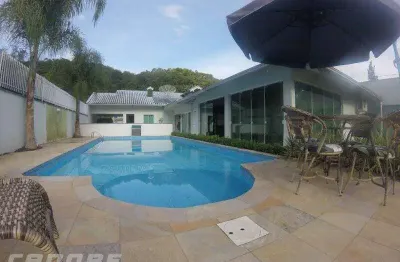 Ampla terreno com casa e área de festas com piscina