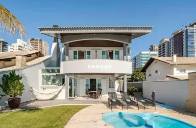 Refúgio à beira-mar: casa com piscina e vista para o mar em balneário perequê | cadore imóveis